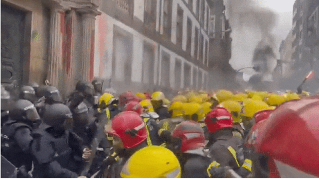 VIDEO | Scene incredibile în Spania. Pompierii s-au luat la bătaie cu polițiștii și au folosit un aruncător de flăcări
