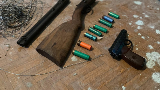 Polițiștii din Criuleni au depistat arme deținute ilegal la domiciliul unui bărbat din Izbiște