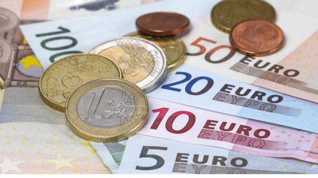 Euro începe săptămâna cu o scumpire de 4 bani