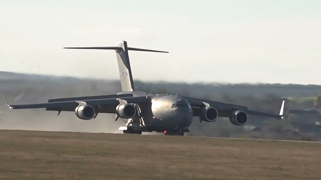 VIDEO | FOTO. O aeronavă militară NATO a aterizat pe Aeroportul Mărculești. Militari din Republica Moldova și SUA au efectuat primele salturi cu parașuta