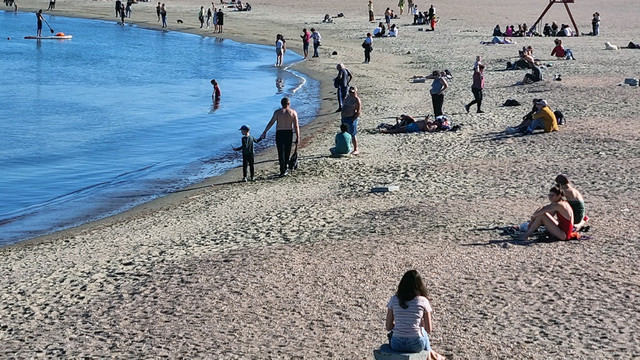 VIDEO | Vara din octombrie pe plaja din Constanța: Oamenii au făcut baie în mare și s-au bronzat cu o lună înainte de iarnă
