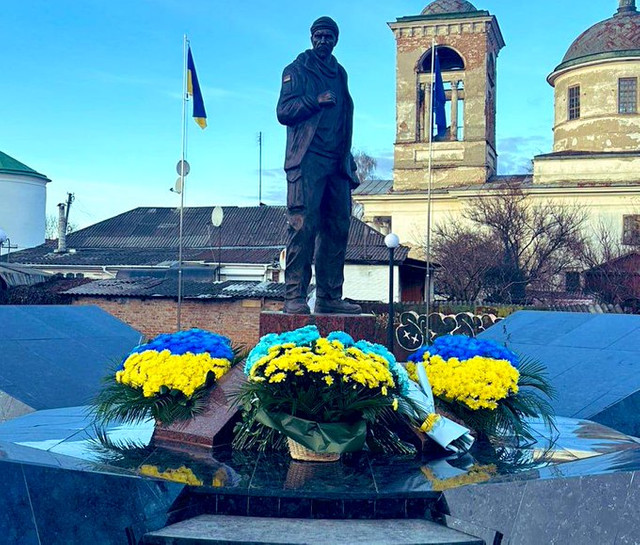 FOTO | Statuie ridicată în onoarea soldatului filmat fumând ostentativ în fața rușilor și care a spus „Slava Ukraini” înainte să fie executat