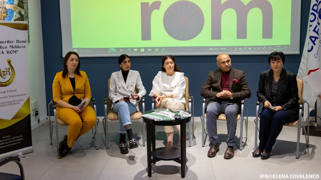 Copii și adulți de etnie romă refugiați din Ucraina învață limba română