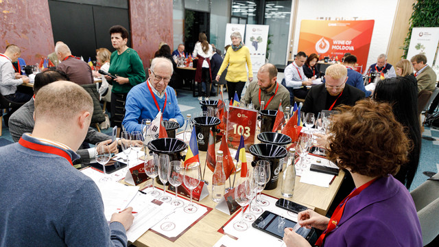 Concursul național „Vinul Moldovei”: aproximativ 300 de vinuri au fost evaluate de juriul format din zeci de experți străini și locali
