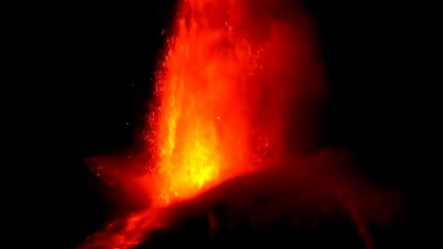 Vulcanul Etna din Sicilia a erupt. A fost ridicat nivelul de alertă