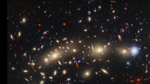Un „pom de Crăciun” cosmic, imagini spectaculoase obținute de NASA prin date combinate ale telescoapelor Webb și Hubble