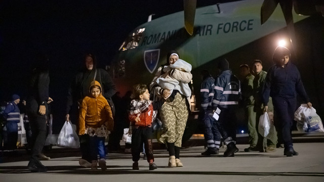 VIDEO | Cei 41 de cetățeni români evacuați din Fâșia Gaza au ajuns în țară. Avionul trimis inițial s-a defectat