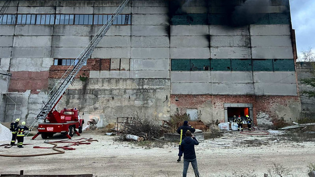 Incendiu la Bălți. Fosta fabrică de cărămidă din localitate a luat foc duminică, 12 noiembrie