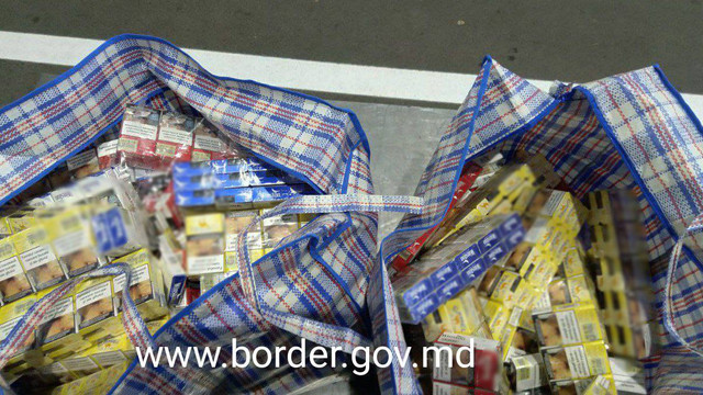 Peste 2200 de pachete cu țigări, depistate la trecerea frontierei moldo-române