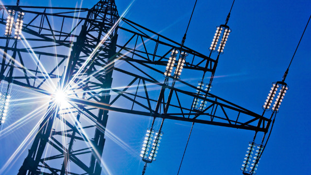 ANRE oficializează reducerea prețurilor pentru energie electrică. Noile tarife, publicate în Monitorul Oficial