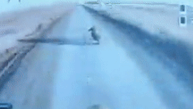 VIDEO | Un soldat rus fuge cu motocicleta, încercând să scape de o dronă plină cu explozibil care îl urmărește
.