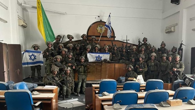 Soldați israelieni publică o fotografie din interiorul parlamentului Hamas din Gaza, cucerit de IDF