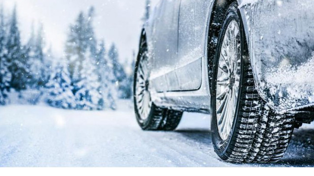 Polițiștii au îndemnat șoferii să schimbe anvelopele mașinilor pe cele de iarnă