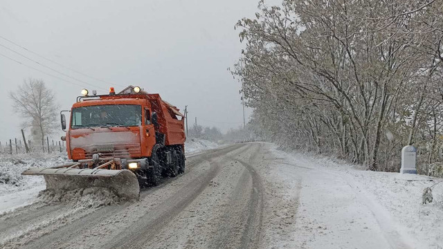 ASD avertizează șoferii că pe drumurile naționale se circulă în condiții de iarnă