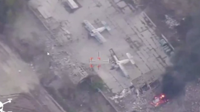 Forțele Armate ale Ucrainei au bombardat un aerodrom din regiunea Herson folosit de ruși / VIDEO