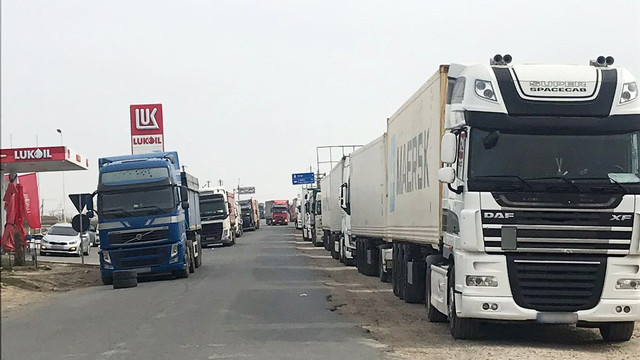 Recolta de cereale a Republicii Moldova, prinsă în blocajul alimentar global / Coadă de tiruri de până la 7 zile la granița cu România