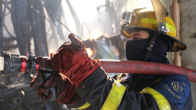 Cinci echipaje de pompieri au intervenit pentru a stinge un incendiu la un bloc de locuințe din Chișinău
