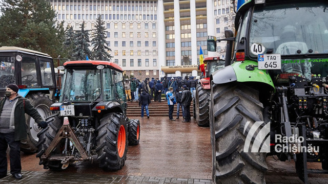 Poliția anunță că fermierii au pornit cu tehnica spre Piața Marii Adunări Naționale / VIDEO