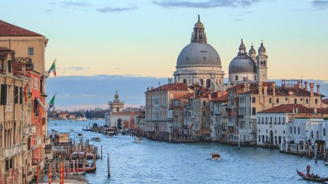 Veneția va testa din luna aprilie o taxă de intrare zilnică și un plafon pentru accesul vizitatorilor pe faimoasele sale canale