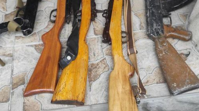 Patru arme de model necunoscut și una asemănătoare automatului Kalașnikov, depistate la domiciliul unui bărbat din raionul Râșcani