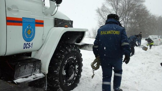 O ambulanță cu echipaj medical și un microbuz cu 10 persoane la bord a fost scoase din nămeți de angajații IGSU din sudul Republicii Moldova