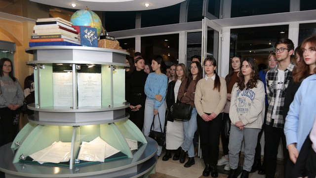 Aproape 300 de elevi și studenți au călătorit pe „Drumul banilor” de Ziua leului moldovenesc
