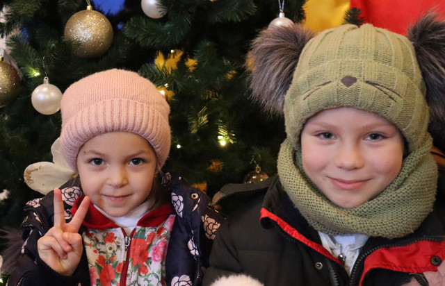 FOTO | „Crăciunul jucăriilor” a adus magia sărbătorilor de iarnă și pentru sute de copiii din Republica Moldova, într-un proiect finanțat de DRRM