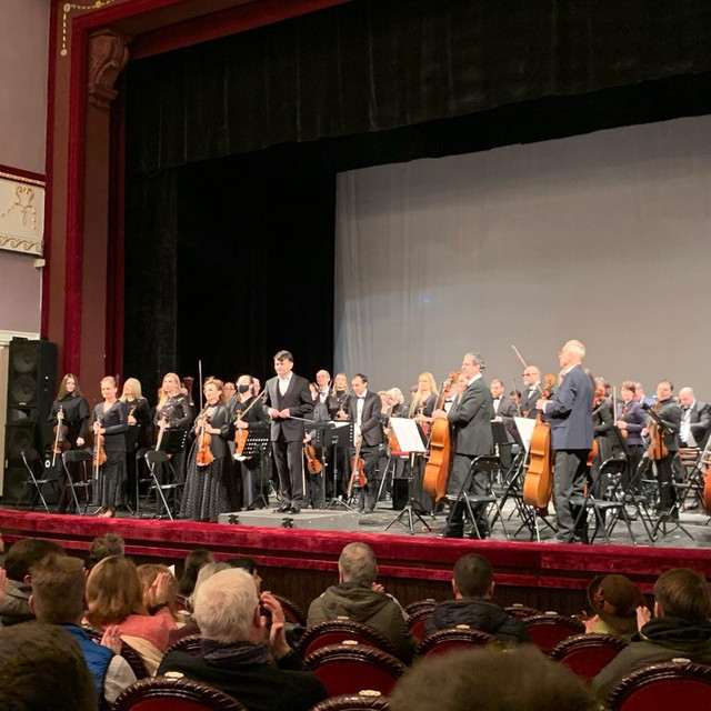 FOTO | Evenimentele dedicate Zilei Naționale a României s-au încheiat la Chișinău cu un concert extraordinar susținut de Teatrul muzical Ambasadorii