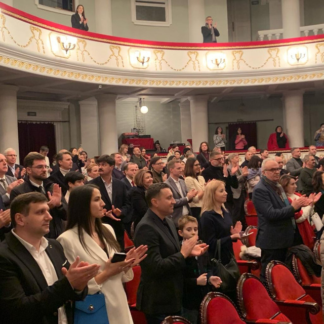 FOTO | Evenimentele dedicate Zilei Naționale a României s-au încheiat la Chișinău cu un concert extraordinar susținut de Teatrul muzical Ambasadorii