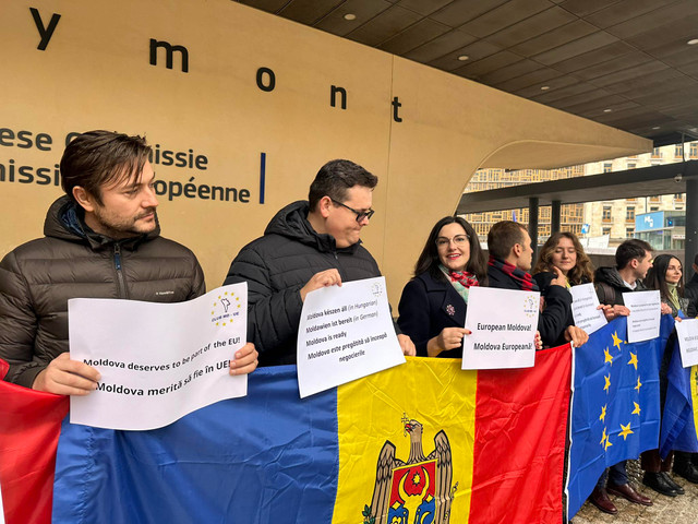 Corespondență de la Bruxelles | FOTO. Flashmob la Bruxelles, organizat pentru susținerea deschiderii negocierilor de aderare a Republicii Moldova la Uniunea Europeană