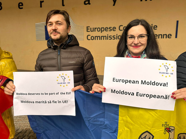Corespondență de la Bruxelles | FOTO. Flashmob la sediul Comisiei Europene, organizat pentru susținerea deschiderii negocierilor de aderare a Republicii Moldova la Uniunea Europeană