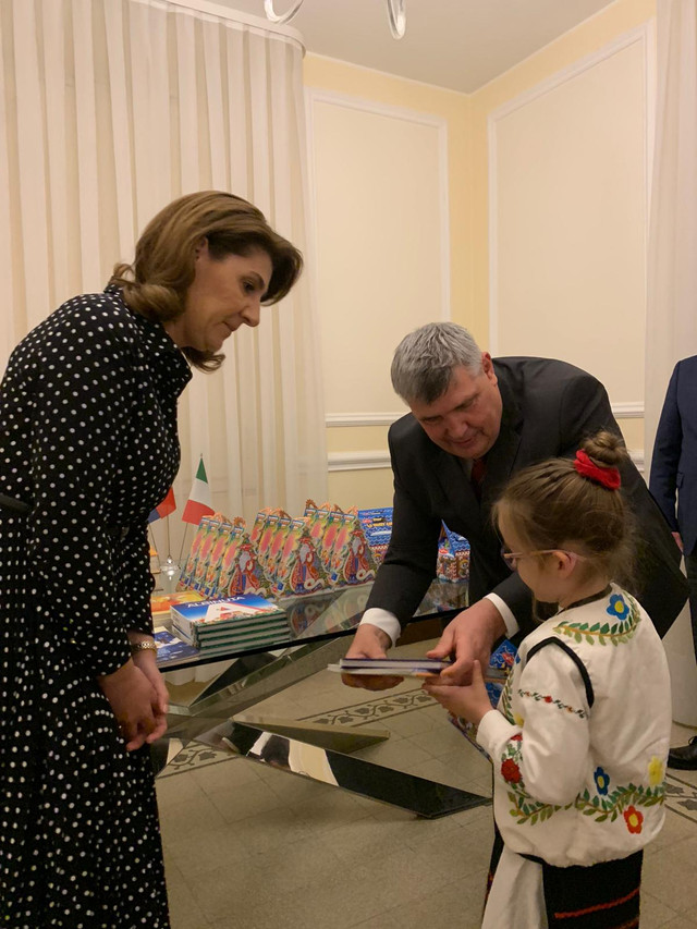 FOTO | Ambasadorii Chișinăului și Bucureștiului în Italia au primit împreună colindători la sediul reprezentanței diplomatice a Republicii Moldova la Roma