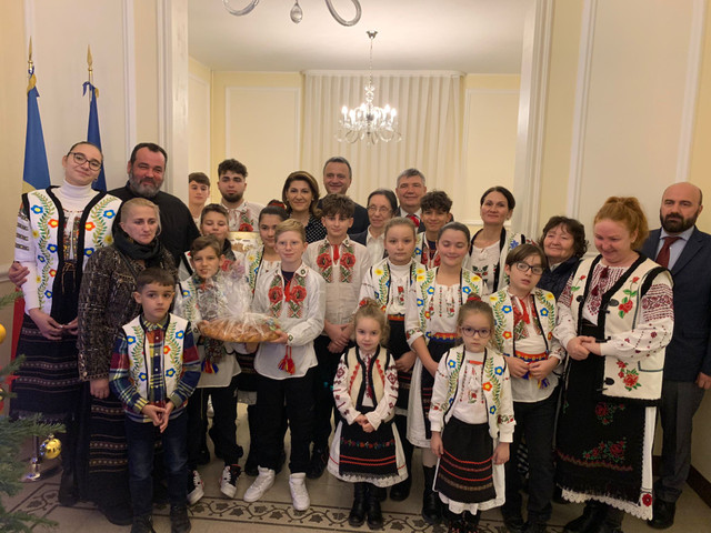 FOTO | Ambasadorii Chișinăului și Bucureștiului în Italia au primit împreună colindători la sediul reprezentanței diplomatice a Republicii Moldova la Roma