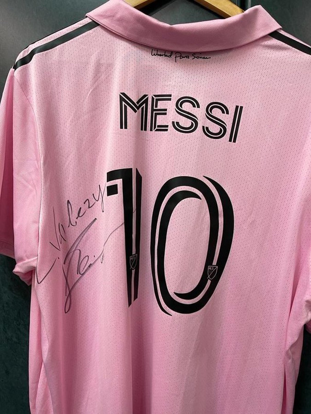 FOTO | Messi i-a dăruit un tricou cu autograf șefului armatei ucrainene, Valeri Zalujnîi