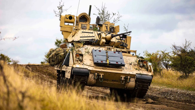 VIDEO | Blindatul ucrainean M2 Bradley, donat de SUA, a supraviețuit unei lovituri directe de rachetă antitanc 