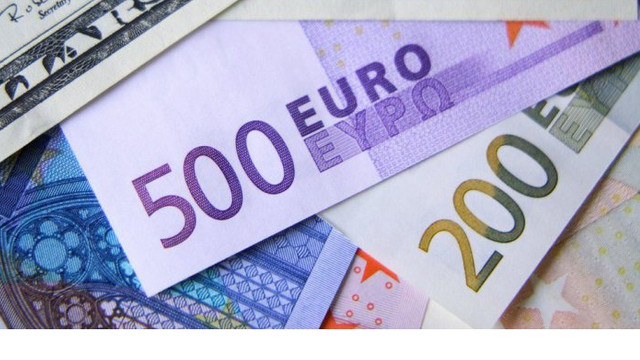 La sfârșit de săptămână, euro și dolarul se ieftinesc