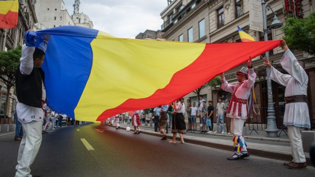 Pângărirea drapelului României, pedepsită cu amenzi de la 10.000 la 20.000 lei. Legea a fost adoptată de Parlamentul de la București