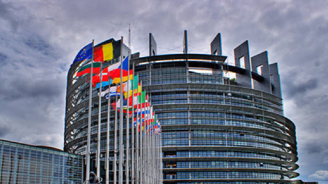 Parlamentul European cere noi reguli în UE pentru a combate dependența digitală