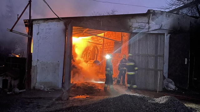 Fălești | Două depozite pentru prelucrarea și păstrarea brichetelor pentru foc au fost cuprinse de flăcări