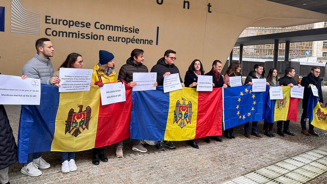 Corespondență de la Bruxelles | FOTO. Flashmob la sediul Comisiei Europene, organizat pentru susținerea deschiderii negocierilor de aderare a Republicii Moldova la Uniunea Europeană