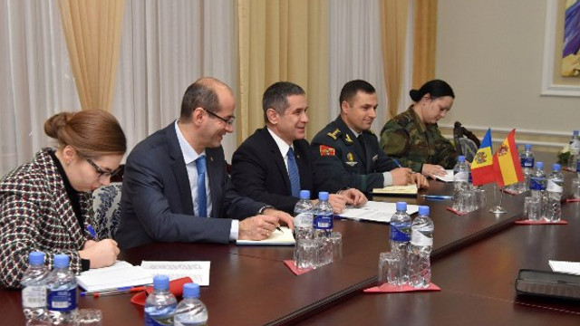 Diplomație militară: Cooperarea bilaterală pe dimensiunea apărării, discutată de ministrul Anatolie Nosatîi și ambasadorul Regatului Spaniei, José Antonio Hernández Pérez-Solorzano