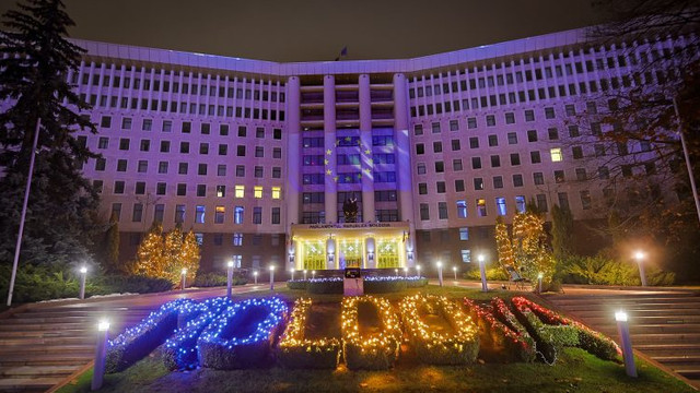 Clădirea Parlamentului, iluminată în culorile drapelului UE. Igor Grosu: „Împreună vom scrie istoria Europei!” / video