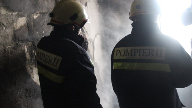 Șapte echipe de salvatori și pompieri au intervenit pentru a lichida un incendiu în capitală