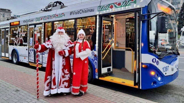 Moș Crăciun va călători cu troleibuzul turistic
