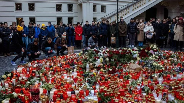 Cehii comemorează victimele atacului de la Universitatea Carolină din Praga, în timp ce poliția patrulează în zonele publice