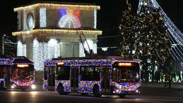 Pe străzile Chișinăului vor circula zeci de troleibuze și autobuze iluminate în spiritul sărbătorilor de iarnă