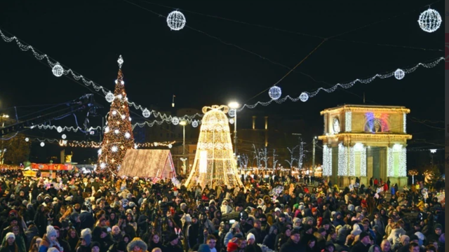 La Chișinău s-au aprins luiminițele în Pomul de Crăciun