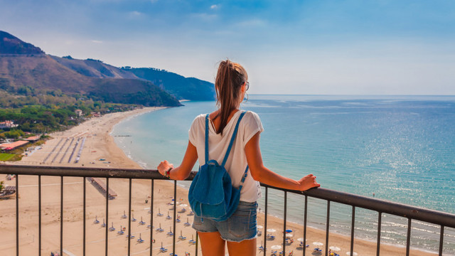 Amenzi pentru selfie-uri și fără prosoape pe plajă. Cele mai bizare măsuri luate de țările din Europa împotriva turiștilor, în 2023