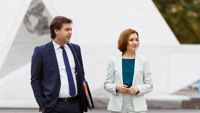 Maia Sandu conferă „Ordinul Republicii” viceprim-ministrului Nicu Popescu și medalia „Meritul Civic” consilierei pe politică externă, Cristina Gherasimov