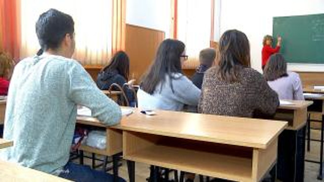 Ministerul Educației va acorda burse de merit pentru 50 de elevi și studenți de etnie romă
